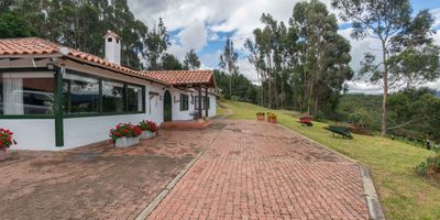 te presentamos una increíble casa  finca campestre con una vista espectacular rodeada de arboles, eucaliptos, frutales y una vista al pueblo y las montañas que te permitirán disfrutar del verde del campo sin estar lejos de la ciudad.  La casa tiene todas las comodidades necesarias para tener una vida tranquila y contar con espacio suficiente para toda tu familia y mascotas. Espacios independientes en su zona social y en su zona de descanso cuenta con habitaciones iluminadas y lugares para ser usados como estudios, tv room o lo que desees.   La casa está a menos de un kilometro del pueblo de Subachoque. Con un vecindario tranquilo, calmado y seguro. Encontrarás todos lo que necesitas como bancos, supermercados y en general frutas y verduras frescas recién cosechadas del campo.  Solicita tu visita y conéctate con la naturaleza que rodea esta oportunidad para vivir en armonía.