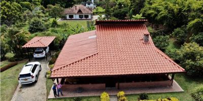 Casa campestre en Marinilla, Antioquia. Ubicada en un extenso terreno de 5088 M2, cuenta con una amplia área construida de 243 M2, ideal para disfrutar de la comodidad y el espacio que necesitas. Con 4 acogedoras alcobas y 3 baños completos, podrás acomodar a toda tu familia sin problemas. Además, cuenta con un amplio espacio para hasta 6 vehículos en su garaje.

Esta casa tiene características internas que te encantarán. ¡Incluye a tus mascotas en el nuevo hogar! Con su propio balcón, podrás disfrutar de la vista y la brisa en cualquier momento. Además, cuenta con baño auxiliar y baño en la habitación principal, perfecto para una mayor comodidad. La barra estilo americano en la cocina es ideal para esos desayunos en familia y el calentador te asegura agua caliente en todo momento. Los clósets y cocina integral te brindan el espacio y almacenamiento que necesitas. Y no te preocupes por guardar tus cosas, ya que cuenta con un depósito adicional.

Esta casa cuenta con características externas que te encantarán. Con árboles frutales y bosques nativos en sus alrededores, podrás disfrutar de un hermoso jardín y una vista panorámica única. Además, cuenta con parqueadero para visitantes y una recepción en la portería. En una urbanización cerrada con vigilancia, podrás tener la paz que deseas en un entorno seguro y campestre.

No esperes más y haz de esta casa campestre tu nuevo hogar. ¡Contáctanos ahora y programa una visita! No dejes pasar esta oportunidad de vivir rodeado de naturaleza en un entorno tranquilo y acogedor.

