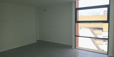 Consultorio en arriendo con fácil acceso a gran variedad de servicios complementarios cerca a estación del metro y rutas de transporte público. Cuenta con piso en cerámica, 2 espacios, baño privado, cableado de red, techo cielo raso, aire acondicionado central, parqueadero cubierto  Conjunto cerrado con área de recepción, área de coffee break, ascensor, baños comunales, bahía de parqueo, parking visitantes sin costo, vigilancia y portería 24 horas, citófono y circuito cerrado de TV. inmuebles sujetos a verificacion de disponibilidad