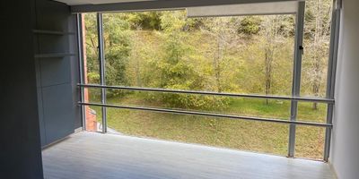 Oficina en arriendo en mall comercial ubicación estratégica sobre avenida principal, sector comercial con conexión a rutas de transporte y gran variedad de servicios complementarios. Cuenta con piso en madera, 5 espacios, 2 niveles, 2 baños, cocineta, cableado de red, techo cielo raso, aire acondicionado central. Cuenta con ascensor, vigilancia 24 horas, citófono, circuito cerrado de TV, bahía de parqueo, auditorio, baños comunales y parqueadero cubierto., inmuebles sujetos a verificacion de disponibilidad
