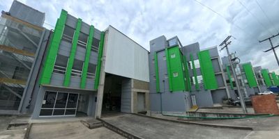 Moderna bodega de 14 m de altura con piso de alta resistencia (8 Ton/m2), deprimido y portones metálicos para cargue y descargue. Cuenta con áreas de oficinas en 3 niveles con salas de juntas, oficinas en vidrio templado, estaciones de café y comedor. Dotada con subestación eléctrica 225 KVA, luminarias LED, cableado de seguridad, voz/datos, red trifásica y parqueaderos privados y comunitarios. NO PAGA PEAJE