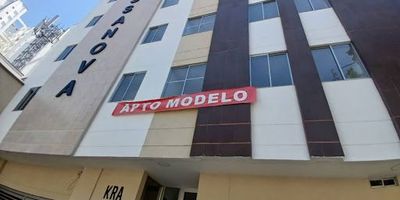 Apartamento para estrenar en el barrio comuneros torre fossanova. Primer piso, ubicación interior, 45 metros cuadrados. Cuenta con dos alcobas con closet, 1 baño auxiliar con división de ducha en vidrio templado, cocina integral, con estufa, gabinetes inferiores y superiores, sin campana extractora, sin horno, sin calentador de agua, zona de ropas con lavadero en cemento y espacio para lavadora grande, sala comedor, parqueadero asignado y cubierto. Pisos en cerámica, paredes de color blanco con pintura tipo1. El edificio cuenta con salón social, sistema cerrado de tv, citófono, conserje.