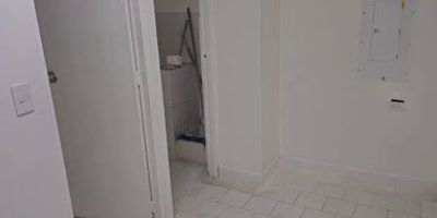 bemsa propiedad raiz tiene ,Gran oportunidad en Premium Plaza! 
 arrienda local comercial de 37,13 m² en el tercer piso del Centro Comercial Premium Plaza, Medellín.
✅ Excelente visibilidad y ubicación
✅ Apto para múltiples usos: comercio, servicios, gastronomía e incluso bar o entretenimiento nocturno 
✅ Rodeado de locales con gran flujo de personas y marcas reconocidas
✅Mezanine 
✅Aire acondicionado 
✅Zona de aseo 
✅Vitrina 
✅Piso porcelana ,                                                                                                
    local esta en una zona priviligeada con multiples rutas de buses , linea del metro plus ,zona de restaurantes ,comercial ,bancaria, el centro comercial donde esta ubicado el local es uno de los centro comerciales mas completos para mas informacion llamar al 3127614303