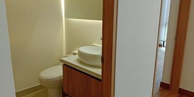 Apartamento para estrenar en arriendo ubicado en zona exclusiva de San Jose de Bavaria, este inmueble cuenta con 67 mts2, ofrece un ambiente privado y acogedor con sala comedor, una habitacion con walking closet, dos baños con calentador electrico, cocina integral tipo americano con estufa de induccion electrica y zona de ropas independiente, pisos en pvc tipo madera adicional terreza y garaje descubierto.El conjunto ofrece vigilancia, gimnasio, cancha, zona BBQ, salon comunal y zonas verdes. está estratégicamente ubicado con acceso directo por la calle siento setenta, av boyaca, lo que garantiza excelente movilidad, cerca a zona comercial y residencial para más información comuníquese con el ejecutivo comercial Rodrigo Rojas al celular yo whatsapp 3156719091, o al correo  rodrigo.rojasinmobiliariasaliadas.com