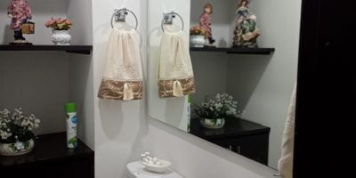 lindo apto a la Venta, ubicado en Prados del Norte, Cali, a 20 minutos aeropuerto, 10 minutos de centro comercial Chipichape, con facil acceso por la 3era o calle 32, av 2 , el apto cuenta con  un Balcón amplio, Sala-comedor ,3 alcobas principal con baño y vestier,  Baño de alcobas , Baño social, Estudio o Star de TV, Closet de linos, Cocina abierta, Zona de ropas , 2 parqueaderos paralelos, Depósito  . Conjunto con vigilancia 24 horas piscina, salón social y zonas húmedas.