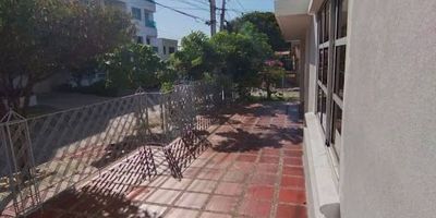 casa ubicada en sector residencial , puede ser utilizada  con uso mixto 