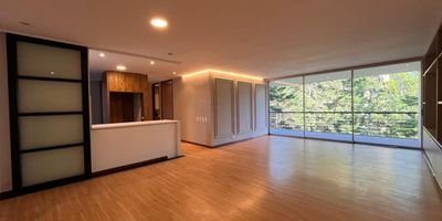 Apartamento en arriendo en unidad cerrada ubicada en sector residencial, con fácil acceso a vías principales, servicios complementarios y rutas de transporte público, entorno muy tranquilo, mínimo ruido y poco flujo vehicular. Cuenta con piso en madera laminada, puerta de seguridad, salacomedor, 3 alcobas con vestier y baño en la principal, para un total de 4 baños, cocina integral abierta tipo americano, alcoba y baño de servicio, zona de ropas, terraza, útil y parqueaderos paralelos cubiertos . Conjunto cerrado con ascensor, salón social, parques infantiles, zonas verdes, vigilancia y portería 24 horas y circuito cerrado de TV. inmuebles sujetos a verificacion de disponibilidad
