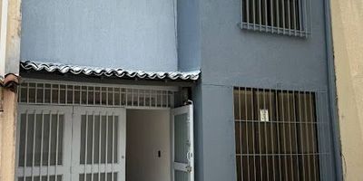 HERMOSA CASA EN ARRIENDO !!! sector Alamos, Pereira, zona exclusiva de la ciudad,  cerca a colegios, universidades, hospitales, centros comerciales, restaurantes, comodas vias de acceso... Esta hermosa casa cuenta con 112 metros 2 distribuidos en dos niveles  Nivel 1 con garaje, 1 habitacion, cocina integral, sala comedor, baño completo, zona de ropas y patio cubierto nivel 2 con 3 habitaciones, sala de TV o estudio, y 2 baños completos.  casa totalmente remodelada!! CONTACTANOS YA !! 