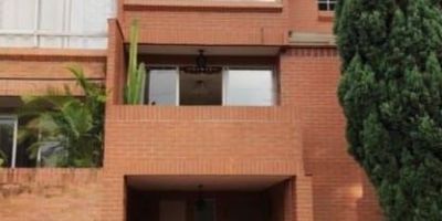 Se Vende  Casa en Belén, La Mota

Área 150 mts2
Nivel 3

Amplios Espacios Distribuidos en  3 Alcobas, 3 baños, Sala Comedor, Cocina Integral, Zona de Ropas, Balcón, patio, Parqueadero, Cuarto util 

Unidad cerrada, vigilancia 24horas, Gimnasio, Salón social, Cancha Múltiple, zonas verdes

Admon $ 460 Mensual 
Estrato 5
Precio $ 850 Millones Negociables.