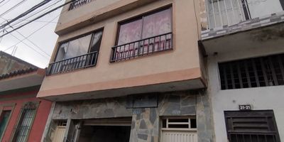 PORTUNIDAD DE INVERSIÓN - EDIFICIO CON LOCAL COMERCIAL - BARRIO SUCRE
Se vende edificio de propiedad horizontal con 5 apartamentos completos y un local comercial, ubicado en el tradicional y céntrico barrio Sucre de Cali, uno de los sectores más comerciales y dinámicos de la ciudad.
Cada apartamento consta de 2 habitaciones, baño, sala comedor, cocina y zona de oficios, actualmente se encuentran rentados con contratos vigentes a 1 año. El Local comercial tiene un área de 80 mts2, cuenta con 2 baños privados y está ubicado sobre vía principal. En el cuarto piso se encuentra una terraza techada de 120 m2 ideal para adaptarla como bodega, oficinas o incrementar el número de apartamentos de vivienda.
Su localización estratégica garantiza alta demanda de arrendamiento y flujo constante de clientes. El inmueble se encuentra cerca de vías principales, transporte público, instituciones educativas y comercios, lo que lo convierte en una opción ideal para quienes buscan un activo generador de ingresos.
Esta propiedad ofrece la posibilidad de obtener rentabilidad inmediata gracias a su versatilidad de uso. Una excelente oportunidad para quienes cuentan con recursos en efectivo y desean invertir en un negocio seguro y rentable en el corazón de Cali.