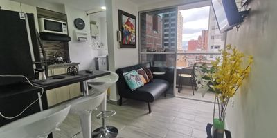 Descubra la comodidad y el estilo en este moderno apartamento amoblado, ubicado en Sabaneta a solo dos cuadras del parque principal. Diseñado para una experiencia de vida superior, cuenta con dos acogedoras habitaciones, dos baños completos, cocina integral equipada, zona de ropas, sala luminosa y balcón ideal para disfrutar del entorno. La puerta de seguridad de alta calidad brinda tranquilidad.

Situado en el quinto piso de un edificio independiente con ascensor, ofrece agradables vistas y fácil acceso. Se entrega completamente dotado, listo para habitar. El canon incluye administración e internet.

Opciones de arrendamiento:

6 meses o más: $2.900.000

3 a 5 meses: $3.100.000

1 a 2 meses: $3.500.000 (incluye servicios públicos).