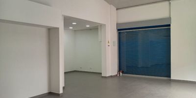 Excelente casa comercial distribuida en dos locales independientes, ideal para inversión o desarrollo de negocio. El primer local cuenta con 120 m², una distribución funcional que incluye tres áreas de trabajo, mezzanine de 22 m², baño y poceta, con acabados en cerámica y porcelanato. El segundo local, de 60 m², es un espacio abierto que actualmente se encuentra rentado, lo que representa una fuente de ingreso inmediato. La propiedad está ubicada en una zona estratégica, con fácil acceso al transporte público, vías principales y rodeada de comercios y servicios, lo que la convierte en una excelente opción comercial.