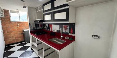 Se arrienda apartamento remodelado en Itagüí, Barrio ditaires, cerca al estadio ditaires. Área de 65 m, con 3 alcobas, 3 closet, 2 baños, cocina integral, sala comedor, balcón con excelente iluminación natural, zona de ropas independiente. Cuenta con parqueadero privado, unidad cerrada con portería 24 horas. Cerca de supermercados, transporte público, parques, colegios y centros comerciales.