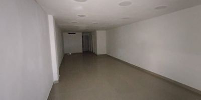 Local en arriendo en La Candelaria, zona Centro de la ciudad. Este inmueble ofrece un espacio amplio y versatil, perfecto para emprender o expandir tu negocio. Cuenta con salon principal, 2 vestier, 1 bano y cocineta, brindando comodidad y funcionalidad para diferentes tipos de actividad comercial.
Su ubicacion estrategica, cerca a la Av. Oriental, Exito de San Antonio y Parque Berrio, garantiza excelente visibilidad, ademas de facil acceso al transporte publico y rutas integradas, lo que facilita la movilidad de clientes y empleados.
Una gran oportunidad en el corazon de la ciudad.