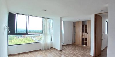 Apartamento en arriendo en Cerritos en unidad cerrada, cerca a supermercados de cadena, rutas de transporte público y servicios complementarios de la zona. Cuenta con salacomedor, pisos en cerámica, hall de alcobas, tres habitaciones con closet, dos baños, cocina integral tipo americano en mesón de granito, estufa, calentador a gas y zona de ropas. La unidad posee de un parqueadero cubierto, piscina, gimnasio, salón comunal, sauna turco, parques infantiles, placa polideportiva, circuito cerrado de tv, vigilancia y portería las 24 horas. Inmueble sujeto a verificación de disponibilidad.