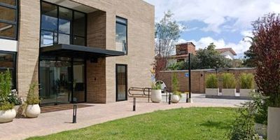 Apartamento para estrenar en arriendo, ubicado en una zona exclusiva de San José de Bavaria. Este inmueble cuenta con 67 m y ofrece un ambiente privado y acogedor. Dispone de sala, comedor, una habitación con walking closet, dos baños con calentador eléctrico, cocina integral tipo americano con estufa de inducción eléctrica, zona de ropas independiente y pisos en PVC tipo madera. Está ubicado en un segundo piso con ascensor y garaje descubierto. El conjunto residencial ofrece vigilancia privada, gimnasio, cancha deportiva, zona BBQ, salón comunal y amplias zonas verdes. Se encuentra estratégicamente ubicado, con acceso directo por la Calle 170 y la Avenida Boyacá, lo que garantiza una excelente movilidad. Además, está cerca de zonas comerciales y residenciales. Para más información, comuníquese con el ejecutivo comercial Rodrigo Rojas al celular o WhatsApp 315 671 9091, o al correo electrónico rodrigo.rojasinmobiliariasaliadas.com