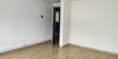 Tenemos cuatro oficinas disponibles desde veinte metros cuadrados hasta cuarenta metros. Desde un millon cuatrocientos a un millon novecientos. Incluyen agua y luz. Seguridad con Telesentinel. Remodeladas. Pisos en laminado nuevos para estrenar. 