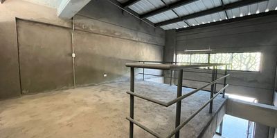 Local de 63.15 m2 ubicado en la avenida sur salida a Cerritos el inmueble es completamente nuevo y se entrega estucado y con piso lo que permite que el comprador realice las adecuaciones adicionales segun sus necesidades

Este local cuenta con mezanine y con la ventaja de estar situado en un sector de alto trafico ideal para negocios como drogueria veterinaria panaderia spa entre otros

Caracteristicas del inmueble

Area 63.15 m2

Estrato 5

Inmueble nuevo

Se entrega estucado y con piso

Incluye mezanine

Ubicacion en zona de alto trafico

Informacion financiera

Valor de venta 500000000