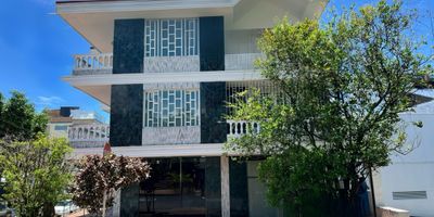 Oportunidad única para tu empresa o institución
Se arrienda excelente edificio de oficinas en el Barzal, uno de los sectores más privilegiados y estratégicos de Villavicencio. Rodeado de clínicas, nuevos proyectos de vivienda y con una alta afluencia, este inmueble es ideal para oficinas, IPS, consultorios o entidades privadas y públicas.
 Características principales
Acceso con rampa para personas con discapacidad
Fachada en vidrio templado
Parqueadero permitido garaje cubierto para 2 carros
Espacios distribuidos en 3 niveles con múltiples oficinas, bodegas para archivo, salas de espera, cocinas y baños
Certificación eléctrica RETIE
Un edificio moderno, versátil y con todo lo que tu empresa necesita para crecer en un sector de alto desarrollo.
Agenda tu cita hoy mismo y asegura tu lugar en esta ubicación privilegiada.