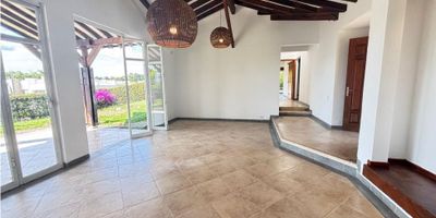 Casa Campestre en Renta - Espacios Amplios y Naturaleza.

Se arrienda casa campestre con diseño amplio y funcional, ideal para quienes buscan tranquilidad y confort.

Cuenta con tres habitacioes, la principal con vestier, baño privado y estuidio integrado, perfecta para trabajar desde la casa. Las otras dos habitaciones comparten un baño completo. Además, dispone de habitación de servicio con baño, sala comedor amplia, cocina espaciosa con alacena, zona de ropa y terraza idal para difrutar del entorno natural.

La propiedad ofrece un ampiio jardín rodeado de naturaleza y parqueadero para más de cuatro vehículos, brindando comodidad y seguridad para toda la familia.

Una excelente opción para vivir en ambiente campestre, con la privacidad y espacio que buscas.

Este conjunto cerrado cuenta con vigilacia 24/7

CONTACTAME

318-4228674

 
