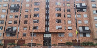 Acogedor apartamento en el piso 7, con vista a la calle 152, excelente iluminación, sector residencial, cerca de CC 151 Cedritos, Carulla, Homecenter, transporte público SITP y alimentadores para Estación Transmilenio de Calle 146 y Mazuren, a 7 mins a pie de la Cra 9 y 10 mins a pie de la Av19, zonas verdes para pasear las mascotas, de área privada 57 m2, 3 alcobas, 2 baños, sala, comedor, cocina integral a gas natural, área de lavandería, 7mo piso, edificio con ascensor, parqueadero cubierto, recepción, seguridad y vigilancia 24 horas, salón comunal, parqueaderos para visitantes.