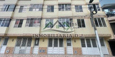 Cómodo apartamento en arriendo en Palmira, Valle del Cauca, ubicado en el barrio Santa Rita. Este inmueble en un segundo piso ofrece 72 m² de área, con sala comedor, cocina integral y patio. Cuenta con dos habitaciones equipadas con clóset y dos baños completos. Su antigüedad es de 10 años y se encuentra en estrato 3. Este apartamento en Palmira es una excelente opción para vivir con confort. El canon de arriendo es de $1,250,000. Le invitamos a conocer más sobre esta propiedad. Opciones: WhatsApp, quiero que me contacten, ver teléfonos.