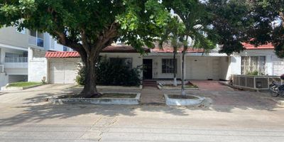 Casa Comercial o Residencial ubicada en el barrio La Concepción, cuenta con siete habitaciones, cuatro baños, cuarto y baño de servicio, patio, terraza, bodega, parqueadero para cuatro vehículos. excelente ubicación al norte, con fácil acceso a transporte, cerca a colegios y/o universidades, supermercados.