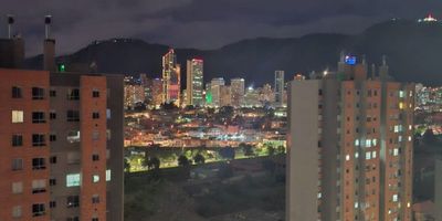 Apartamento en arriendo en el Listón, Paloquemado. Despierta con una vista de ensueño y luz natural. Tu nuevo hogar te espera. Posee un área 30.81 m2, sala comedor, dos alcobas con closet, un baño, zona de lavandería, piso laminado. Te aceptamos con tu mascota. El conjunto ofrece amplias zonas comunes, espacios de bienestar con pista de trote, cancha sintética, gimnasio, BBQ, parque infantil, gimnasio para mascotas, lavandería comunal entre otros. Su ubicación estratégica te permite acceder de manera rápida al CC Mall Plaza, a la Plaza de PaloquemaDespierta con una vista de ensueño y luz natural. Tu nuevo hogar te espera.