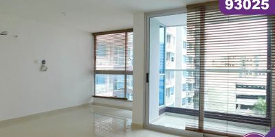 Apartamento en arriendo en la ciudad de Barranquilla ubicado en el barrio Miramar, en un edificio con vigilancia privada las 24 Horas y zonas sociales de entretenimiento, Piscina, parque infantil, cancha múltiple, gimnasio, salón comuna, el edificio cuenta con 15 pisos, el apartamento se encuentra ubicado en el piso 5, con un área aproximada de 98 mt2, distribuidos en 3 habitaciones, 2 baños, la habitación principal cuenta con baño interno, sala-comedor,  cocina integral, zona de labores y 1 parqueadero asignado, lado sombra, buena distribución en sus áreas con buenos y modernos acabados, es fresco y acogedor, su entorno es tranquilo, residencial con cómodas vías de acceso y facilidad al transporte publico cercano, sobre el sector puede encontrar, parques, colegios y el centro comercial Miramar.