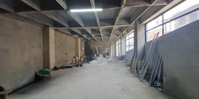  local esquinero en arriendo, cerca al parque de Marinilla, cuenta con muy buena vitrina, altura de 4.50 metros de piso a cercha, piso en cemento reforzado, energía trifásica ,el local se entrega en obra gris  