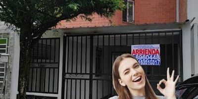 ALQUILO EXCELENTE CASA BIPLANTAS EN LA ALBORADA EN JAMUNDÍ. Carrera 24 No. 8A Sur-23 Alborada 1. COD 2211. ¿Buscas un lugar tranquilo, espacioso y con la privacidad de una casa? Te presentamos una excelente casa biplantas en alquiler, ubicada en el apacible sector de La Alborada, Jamundí. Este inmueble es perfecto para quienes desean vivir con comodidad y tener todo al alcance de la mano. Excelente ubicación. Cerca de via principal, cerca de colegios, supermercados y centros comerciales. Piso 1 consta de salacomedor amplio, cocina a gas, baño social, patio encerrado, zona de ropas, antejardín entechado y enrejado. Piso 2 2 alcobas, alcoba principal con baño privado y vestier, baño entre alcobas. $950.000. Telfs. 602 8960448, 3157063580, 3157060487. ¡No dejes que se te adelanten! Contáctanos hoy mismo para agendar tu visita.