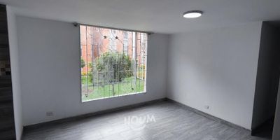 [VEN] ID HOUM: 96924

En Houm te ayudamos de forma fácil y segura. Los beneficios de comprar con nosotros:
    • Te ayudamos a conseguir financiamiento a través de una asesoría personalizada
    • Mediación y seguimiento de todo el proceso
    • Ponemos a tu disposición profesionales en notariado, registro y asesoría jurídica
¡Solo te preocupas de las firmas!

Departamento en venta, ubicado en el barrio Hogares Soacha, con una superficie construida de 53.00 m² y superficie total de 53.00 m². 

Sus principales características son:

    • 3 dormitorios
    • 2 baños
    • No Admite mascotas
    • Cocina tipo americana
    • Piso 2
    • Año de construcción: 2018
    • Cuarto de lavado
            
Además, el inmueble cuenta con las siguientes amenidades:

    • Salón de eventos
    • Zona de juegos

Si compras con nosotros, te brindamos asesoría personalizada durante todo el proceso.
Más que una inmobiliaria, somos Houm.
*Aplican T&C