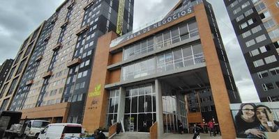 Apartamento en arriendo ubicado en Centenario, cuenta con un área de 35 mts2, sala comedor, una habitacion con closet adicional estudio, un baño con calentador a gas, cocina integral con estufa a gas, pisos en ceramica, su vista es al exterior generando una excelente vista panorámica, iluminación y ventilacion natural, se encuentra ubicado en un piso veintidos con ascensor. el edificio cuenta con vigilancia, gimansio y parque infantil. sus vías de acceso por carrera treinta y nueve y av calle trece, cerca a estacion de trasmilenio, paraderos de sitp y zona comercial. para mayor información comuníquese con el ejecutivo comercial camilo alfonso al celular o whatsapp 3182543232, a su correo electrónico camilo.alfonsoinmobiliariasaliadas.com