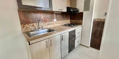 C.I. 447-13300. Apartamento -arriendo - loma de los bernal belén medellin, ubicado en zona residencial muy tranquila, cerca al colegio padre manyanet, cerca a supermercados euro, cerca al colegio san carlos de la salle, cerca a iglesia, a diversas zonas de comidas y restaurantes, fácil acceso por la 80 o por la 76,  apartamento 60 metros ,  3 alcobas, 3 closet , 2 baños sala comedor, cocina integral, zona de ropas, balcón, conjunto cerrada, porteria 24 horas ascensor, piscina  cancha polideportiva, gimnasio, salón social, amplias zonas verdes, portería 24 horas. codigo del inmueble 447-13300 .    Eduars cortes 3176752681