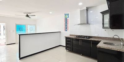 Casa con apto estudio. Esta propiedad combina comodidad y funcionalidad, ideal para familias que buscan un espacio amplio y al mismo tiempo una opción de renta o de uso privado.