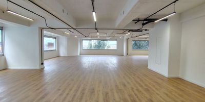 Oficina en venta en el prestigioso complejo empresarial North Point, ubicado en Usaquén, una de las zonas corporativas más consolidadas y estratégicas de Bogotá. Este espacio ha sido completamente remodelado y ofrece una combinación perfecta de funcionalidad y diseño moderno, ideal para empresas que buscan proyectar una imagen profesional y elegante. La oficina cuenta con un área total de 253.39 m² en un solo nivel de área libre que brinda flexibilidad para estaciones de trabajo, coworking o áreas colaborativas. Los pisos laminados aportan un ambiente cálido y profesional, mientras que la abundante luz natural genera espacios de trabajo productivos y agradables. El inmueble dispone de cinco parqueaderos privados independientes y dos baños internos, asegurando comodidad y autonomía para el equipo de trabajo. North Point ofrece amenidades de alto nivel como comedor para colaboradores, vigilancia 24/7 y excelentes zonas comunes que aportan prestigio y seguridad. Su ubicación en Usaquén permite fácil acceso a vías principales, transporte público, restaurantes, bancos y servicios complementarios, lo que optimiza la logística y el bienestar de los colaboradores. ¡Agenda tu visita hoy mismo y lleva a tu empresa a un nuevo nivel en uno de los complejos empresariales más reconocidos de Bogotá!