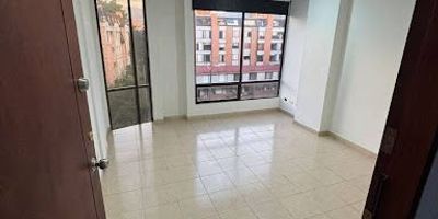 Excelente iluminación natural ,vista exterior ,buenas vías de ingreso cercano a zona comercial bancaria,transporte con facilidad   ,áreas sociales cuenta con dos salas de espera y baños comunales .