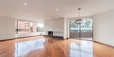 Exclusivo apartamento ubicado en el conjunto Sierras del Moral. Con 221 mt2 de área construida y 47 Mt2 de terraza, este apartamento se caracteriza por la amplitud de sus espacios, las terrazas y la vista a la ciudad y a las zonas verdes del conjunto. Cuenta con una amplia zona social donde encontramos  la sala con chimenea de leña y acceso a un balcón grande, el comedor con acceso a otro balcón, baño social, la cocina integral con acceso también al balcón del comedor, zona de lavandería amplia y con ventilación natural y cuarto y baño del servicio. En la zona privada encontramos un family room con acceso a la gran terraza del apartamento, 3 habitaciones la principal con walk-in closet y baño en suite y las dos secundarias cada una con closets y baño en suite. Dos garajes y un depósito complementan la propiedad. El Conjunto cuenta con 2 canchas de tennis, salón comunal, sendero ecológico, parque infantil, cancha de fútbol, zona de Bbq, vigilancia 24 horas.