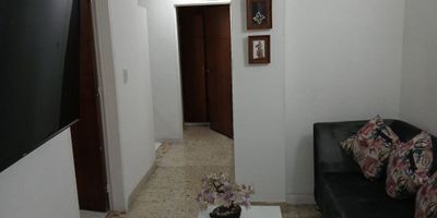 Apartamento amoblado ubicado en un primer  piso  ,  consta de sala comedor , cocina integral, zona de oficios , 2 cuartos , baño completo ,1 baño sin ducha, servicios incluidos