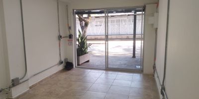 Local en arriendo el cual cuenta con una excelente ubicación, sobre vía principal, con fácil acceso y salida, con conexión a rutas de transporte público, estaciones de servicio, supermercados y gran variedad de servicios complementarios del sector. Cuenta con piso en baldosa, cocineta, vitrina, 1 espacio, 1 baño, energía básica. inmuebles sujetos a verificacion de disponibilidad
