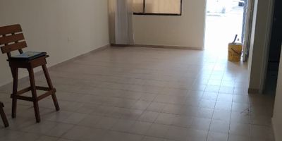 APARTAMENTO AMPLIO EN MANGA UBICADO EN PRIMER PISO CON ACCESO DIRECTO A LA  VIA PRINCIPAL, IDEAL PARA VIVIENDA U OFICINA. LOCALIZACIÓN ESTRATEGICA A UNA CUADRA DE LA BAHÍA, A 10 MINUTOS DEL CENTRO HISTÓRICO Y A 5 MINUTOS DE LA SOCIEDAD PORTUARIA.
