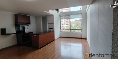 Apartamento en arriendo en Medellín, ubicado en excelente sector del Poblado, espacio amplio y cómodo, con área total de 87m2 distribuidos en 2 niveles,  cuenta con cocina integral, sala comedor, zona de ropas, 1 habitación amplia, 2 baños, vestier, cuarto útil, piscina, zona de juegos infantiles, zonas verdes, parqueadero privado, parqueadero de visitantes, portería 24 horas. Un espacio ideal para ti y tu familia.