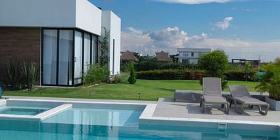 Casa Campestre en venta en Cerritos en unidad cerrada cerca a restaurantes, rutas de transporte público y servicios complementarios de la zona, cuenta con salacomedor, pisos en cerámica, tres habitaciones, cuatro baños, cocina integral en mesón de mármol, estufa, calentador a gas, área de servicios, zona de ropas, patio, jardín y antejardín. La unidad posee de seis parqueaderos, parques infantiles, zonas verdes, circuito cerrado de tv, vigilancia y portería las 24 horas. Inmueble sujeto a verificación de disponibilidad.