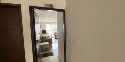 Código 870. TU NUEVO HOGAR TE ESPERA EN VILLA CAMPESTRE CAÑAVERAL. VIVE LA COMODIDAD, TRANQUILIDAD Y EXCELENTE UBICACIÓN EN UNO DE LOS SECTORES MÁS EXCLUSIVOS Y VALORIZADOS DE FLORIDABLANCA.ESTE HERMOSO INMUEBLE, UBICADO EN EL EDIFICIO VILLA CAMPESTRE, TE OFRECE TODO LO QUE NECESITAS PARA DISFRUTAR EN FAMILIA O HACER UNA INVERSIÓN SEGURA. ESPACIOS AMPLIOS, ILUMINADOS Y BIEN DISTRIBUIDOS. BALCÓN CON VISTA PANORÁMICA, IDEAL PARA RELAJARTE AL FINAL DEL DÍA. COCINA INTEGRAL MODERNA CON EXCELENTES ACABADOS. HABITACIONES CONFORTABLES CON CLÓSETS EMPOTRADOS. PARQUEADERO PRIVADO Y VIGILANCIA 24 7 PARA TU TRANQUILIDAD. ADEMÁS, EL EDIFICIO CUENTA CON ZONA SOCIAL, PISCINA, GIMNASIO, SAUNA, TURCO, BBQ, SALÓN COMUNAL Y PARQUE INFANTIL, TODO EN UN AMBIENTE FAMILIAR Y SEGURO. UBICADO EN CAÑAVERAL, TENDRÁS FÁCIL ACCESO A CENTROS COMERCIALES, SUPERMERCADOS, CLÍNICAS, COLEGIOS Y VÍAS PRINCIPALES. TODO A POCOS MINUTOS DE TU PRÓXIMA CASA.