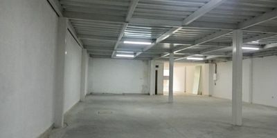 Excelente Local disponible para el arriendo en Marinilla, cuenta con un área de 220m2, 1 baño y ventanales, ubicado en vía principal, con gran afluencia de peatones y vehículos. Ideal para tu negocio!