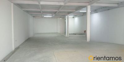 Excelente Local disponible para el arriendo en Marinilla, cuenta con un área de 200m2, 1 baño, ventanales, ubicado en vía principal. con gran afluencia de peatones y vehículos. Ideal para tu negocio!