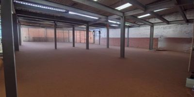 Excelente Local disponible para el arriendo en Marinilla, cuenta con un área de 400m2, 1 baño, ventanales, ubicado en vía principal. con gran afluencia de peatones y vehículos. Ideal para tu negocio!