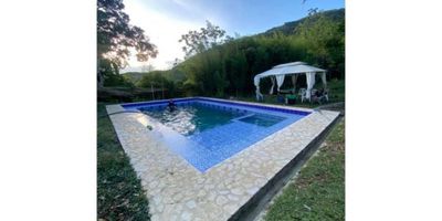 Casa de campo con 3 habitaciones, 2 baños, cocina integral, casa pequeña para el mayordomo y zonas de distracción como: mesa de billar, piscina, zona BBQ, juegos para niños, mesa de pin pon, y muchas más comodidades.
El sitio ideal para disfrutar de la tranquilidad del campo, con unas excelentes comodidades.
Gran oportunidad de inversión. Escritura pública al 100%.