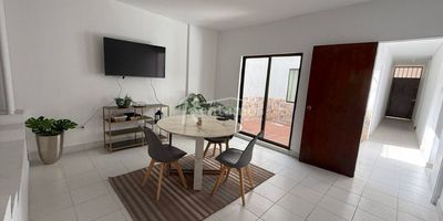 Casa comercial en arriendo en El Poblado, Manila. Cerca al cc Monterrey y a la av El Poblado, con 3 niveles, primer piso 300mts, segundo piso 300mts, tercer piso 270mts, para un total de 870 m2, ubicada en una zona comercial de alto flujo, ideal para atraer clientes y posicionar tu marca. Perfecto para (tiendas, oficinas, cafeterías, boutiques o negocios de servicios). Incluye 4 baños privados y cocineta, con fácil acceso a estacionamiento y transporte público. ¡Contáctenos hoy para programar una visita! Descubre más propiedades en: www.rentamospropiedadraiz.com Código: 776444