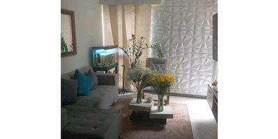 En una ubicación privilegiada de la hermosa ciudad de Envigado, se encuentra este hermoso dúplex para vender. Ubicado en Antioquia, este inmueble cuenta con un área total de 67 M2, repartidos entre su área de terreno, construcción y privacidad. Con un diseño moderno y funcional, este dúplex cuenta con 3 amplias alcobas ideales para acomodar a toda la familia.

El dúplex cuenta con 2 baños completos, uno de ellos en la habitación principal, permitiendo una mayor comodidad y privacidad para sus habitantes. Además, dispone de 1 garaje, para mayor seguridad y facilidad de acceso a su vehículo. Y para aquellos que tienen mascotas como parte de su familia, este inmueble es perfecto ya que admite su presencia.

En su interior, podemos apreciar el buen estado y mantenimiento del dúplex. Cuenta con armarios empotrados que brindan una mayor organización y aprovechamiento de los espacios. También dispone de un baño auxiliar y una biblioteca/estudio, perfectos para aquellos que necesiten un espacio para trabajar o estudiar en casa.

Entre sus comodidades, se encuentra un calentador, ideal para mantener una temperatura agradable en todo momento. Además, posee citófono o intercomunicador, para una mejor comunicación entre los habitantes de la casa. Y para mantener siempre en orden, cuenta con clósets en cada una de las habitaciones.

Otra de sus ventajas es que su cocina es integral y se encuentra equipada con todo lo necesario para preparar deliciosas comidas en familia. También dispone de gas domiciliario, para un mayor ahorro en su factura de servicios públicos. Y para mayor comodidad, cuenta con una despensa, perfecta para almacenar todo tipo de productos.

En cuanto a los pisos, podemos encontrar suelo de cerámica o mármol en algunas áreas, lo que le brinda un toque moderno y de gran calidad. También posee piso laminado y de madera en otras áreas del inmueble. Además, cuenta con un trastero, ideal para almacenar objetos que no se utilizan con frec